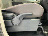 運転席はご自身の適切な運転ポジションへ移動可能なラチェットが付いております。