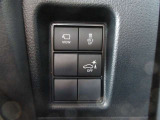 車庫入れなどで、静止物の接近をブザーによりドライバーに注意喚起するパーキングサポートブレーキ付き。