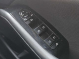【ウインドウロック】運転席の窓操作部分です。小さなお子様が窓を勝手に開閉することのないよう、運転席以外の窓を操作できないようにするボタンがあります。