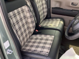 フロントシートです!!ベンチシートなので座席の移動もスムーズに出来ます!!足元も広く運転も楽ですよ!!