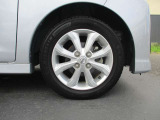 おしゃれは足元から。日産純正のアルミホイールで足元すっきり。タイヤサイズは155/65R14になります