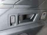 後席は荷室側からワンタッチで倒すことが可能です!地味ですがあると便利な機能です!!