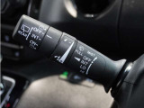 【バリアブル間欠ワイパースイッチ】車速に応じてワイパーの間隔を自動的に調整する機能。雨の量や車速に応じてワイパーの間隔を最適化し、視界を確保することができます。