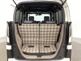 開口部も広く荷物の積み下ろしもしやすいお車となっております。シートの背もたれは5:5の割合で背もたれを可倒でき、前後のシートスライドもできるので荷室をひろげることができます。