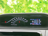 視認性の高いメーターデザインが、運転中の情報を分かりやすく表示します。速度や燃料残量などを一目で確認できます。
