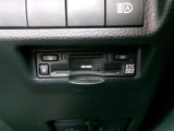 ETC車載器を装備しています。高速道路の料金所もストレスなく通行できます。すっきりとしたビルトインタイプですよ。