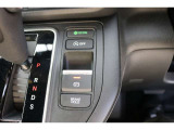 今話題の注目の装備です。電動パーキングブレーキ装備です!劇的に運転が楽ちんになりますよ!