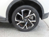 車両のデザインにマッチした純正アルミホイールを装着しています。