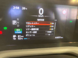 見やすいスピードメーターと中央にはモニターがあり車の設定やタイヤのアングル確認もできます!!