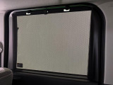 後席にお乗りの方が眩しくないように日差しを軽減する格納式リヤドアサンシェードが付いてます