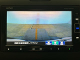 【バックカメラ】運転が苦手な方も車庫入れラクラクです!ギアをリバースに入れれば自動的に切り換わりますので、面倒な操作は不要です♪狭い駐車場もお車を傷つけず安心ですね!