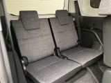 3列目のシートを活用する時でも、旅行バックなどはラクに積むことが可能です。大人数でのお出かけにも、活躍できるクルマですね。