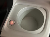 【ホッとカップホルダー】ホットドリンクをちょうど良い温度でキープしてくれる保温機能付きのホッとカップホルダーは軽初の装備!運転席と助手席についています。寒ーい冬でも暖かドライブ!