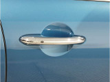 フロントタイヤより前の重量をなくし、車の運動性能を高めております。フロントタイヤから鼻先までが短いため、数値にてあらわれる「最小回転半径」より、小回りが利くことを実感いただけると思います。