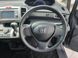 ドライバーの操作性に配慮したステアリング。快適な運転をサポートします。