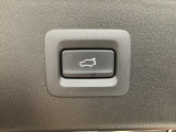 パワーリフトゲートは運転席とリフトゲート側、さらにアドバンストキーでも開閉が可能!開度は無段階にメモリー設定もできます。ゲート内側にタッチセンサーを配置し、手などを挟み込む危険を低減します。