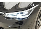 【マトリックスヘッドライト】対向車や前走行車を認識し、マトリックスモジュールに搭載されたLEDを個別に制御照射する先進のライティングテクノロジーを搭載。