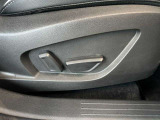 電動パワーシートはドライバーのシートポジションを細かく調整することが出来、運転時の疲労軽減にもつながります♪