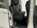 車いすが乗車していない時は、通常の後席シートとして使用できます♪
