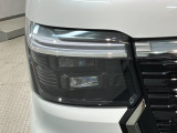 LEDヘッドライトは、点灯の瞬間から最大光量を発揮し、突然暗くなるトンネルなどでの安定感を高めます。
