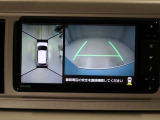 パノラミックビューモニターを装備。駐車場や交差点でクルマを真上から見るように周囲を確認できます。機能の詳細は販売店スタッフまでおたずねください。