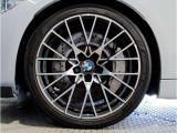 【BMWアロイホイル】軽量かつ強度に拘ったアロイホイル。走行性能ポテンシャルを引き出す設計。車の足元を引き締めてくれる大きなポイントはアロイホイルです。