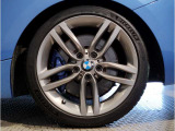 【BMWアロイホイル】軽量かつ強度に拘ったアロイホイル。走行性能ポテンシャルを引き出す設計。車の足元を引き締めてくれる大きなポイントはアロイホイルです。