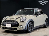 このヘッドライトは、赤ちゃんの可愛らしい目をモチーフしたものです。一方で、クロスオーバーのヘッドライトは、北欧の女性の切れ長の目をイメージしてデザインされています。