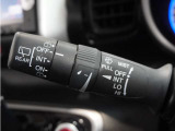 【バリアブル間欠ワイパースイッチ】車速に応じてワイパーの間隔を自動的に調整する機能。雨の量や車速に応じてワイパーの間隔を最適化し、視界を確保することができます。