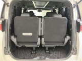 サードシートを跳ね上げをすれば更にスペースが広くなり沢山の荷物を載せることができます。またラゲージ床下に床下収納を設定することで、観葉植物など高さのある荷物の収納性も優れています。