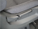◆シートハイトアジャスター◆運転席を上下に高さ調節ができます!運転ポジションを体格に合わせてシート調整できます。