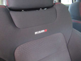 シートにNISMOのロゴが刺繍されています!