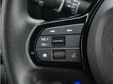 ◆オーディオリモコンスイッチ◆ハンドルにスイッチが装備されてます。視点をそらすことなく、ボリューム調整・オーディオソース切替・選曲が出来ます。安全運転しながら操作が可能になりました。