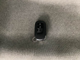【キーレス】平日の買い物も休日のレジャーも、これ一つで驚くほど身軽に。バッグに忍ばせておくだけで、いつでもスムーズに愛車へアクセスできる、現代のドライブに欠かせない相棒です。