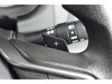 運転者がハンドルから手を離さずに、マニュアルトランスミッション車を運転しているかのように、疑似的なギアチェンジ(変速比の変更)を行うための装置です。