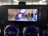 狭い駐車場や取り回しも余裕。360度カメラが車両周囲をリアルに映し出し、まるで上空から見ているかのような安心感とスムーズな操作性を実現します。