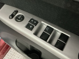 運転席のスイッチで全てのウィンドウの開閉操作を行うことができます。ロックボタンをONにしておくと、運転席以外のウィンドウは作動しないのでお子様を乗せているときなども安心ですね♪