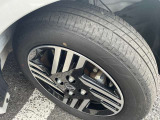 日産純正アルミホイールが足元を引き締めます。