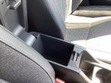 運転席と助手席の間に物を置いておけるようなスペースがあるので便利ですね!