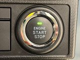 電子カードキーを携帯していれば、ボタンを押すだけでエンジンの始動がスマートに行えます。