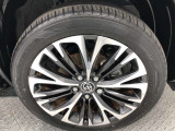 【純正アルミホイール】です!車両デザインに合わせてホイールをデザインしているため、見た目にもカッコイイアルミホイール♪洗車もラクチンで錆びません。