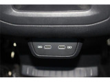 リヤシート充電用USBポート。
