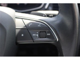 ステアリングホイールに配された12のマルチファンクションボタンで車載インフォテインメントを簡単に操作できます。