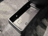 ティッシュ箱もぴったり収まるセンターフロアトレイ