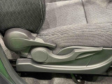 運転者の体格に合わせて運転席の座面の高さ調整ができるシートリフターが付いてます