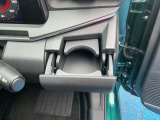 運転席・助手席にドリンクホルダーが付いてとっても便利です。