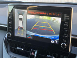 後退時に画面で後方の様子を確認でき、駐車位置の目安となるガイド表示も備わっています。周囲に気を配りながら車庫入れをしたい場面で、確認をサポートしてくれる便利な装備です。