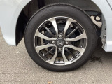 純正アルミホイールです。足元が引き立つので、車全体のイメージがアップしますよ!