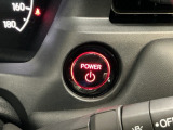 【ENGINE START/STOP】スマートキーをポケットやバッグに入れたままで、キーを差し込むことなくボタンを押すだけでエンジンが始動します。