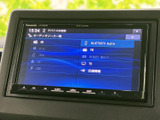 多彩なメディアに対応し、お好みの音楽や映像を楽しめます。カーナビ連携機能も備え、快適なドライブをサポートしてくれるでしょう。